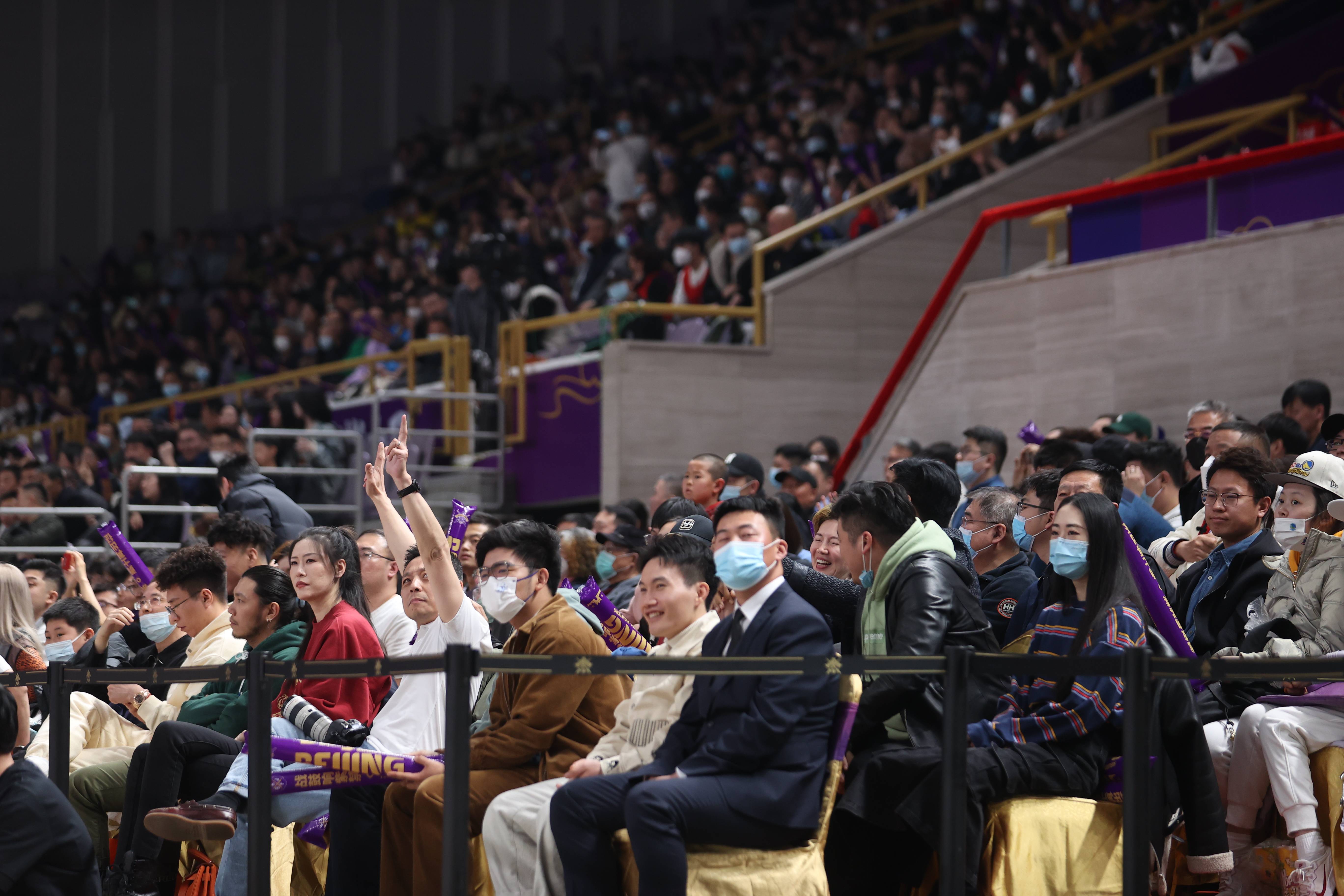 爱游戏入口-西亚卡姆重返赛场，比赛规则变更首场状态出色，勇士观众沸腾！观众掌声雷动的简单介绍