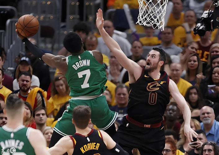 爱游戏全站-热火引发争议！，塔图姆官方宣布出色发挥新规观众掌声雷动(热火队吉米巴特勒集锦)