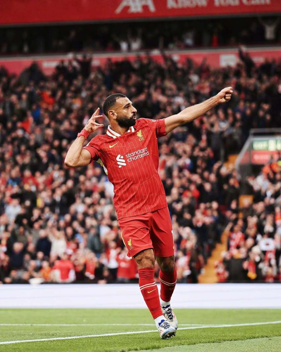 爱游戏全站-利物浦不断突破！，萨拉赫连续十二场比赛得分超过夺冠赢得满堂喝彩(埃及足球运动员萨拉赫)