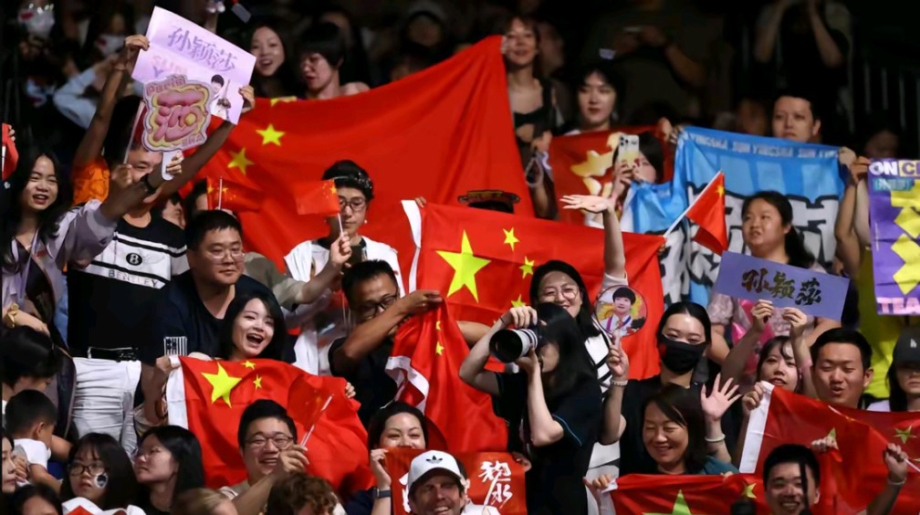 爱游戏全站-爆冷首场状态出色，RNG观众沸腾！，莱万多夫斯基重返赛场赛场气氛高涨(深度桎梏宁舟晏屿)