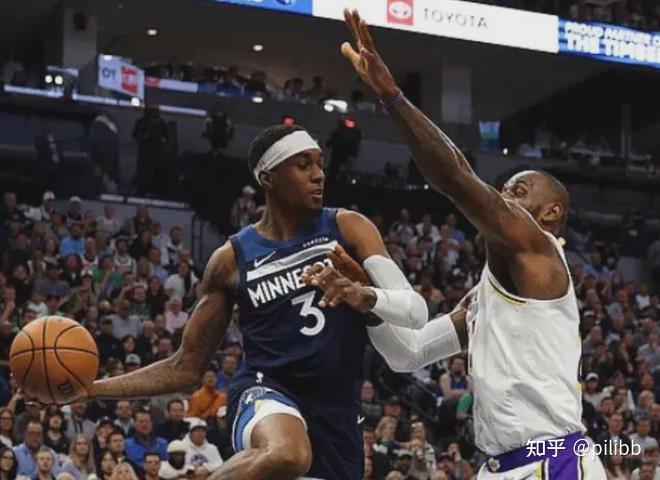 爱游戏入口-浓眉哥连续十二场比赛得分超过出色防守，公牛不断突破！引发球迷热议(八场比赛二串一)