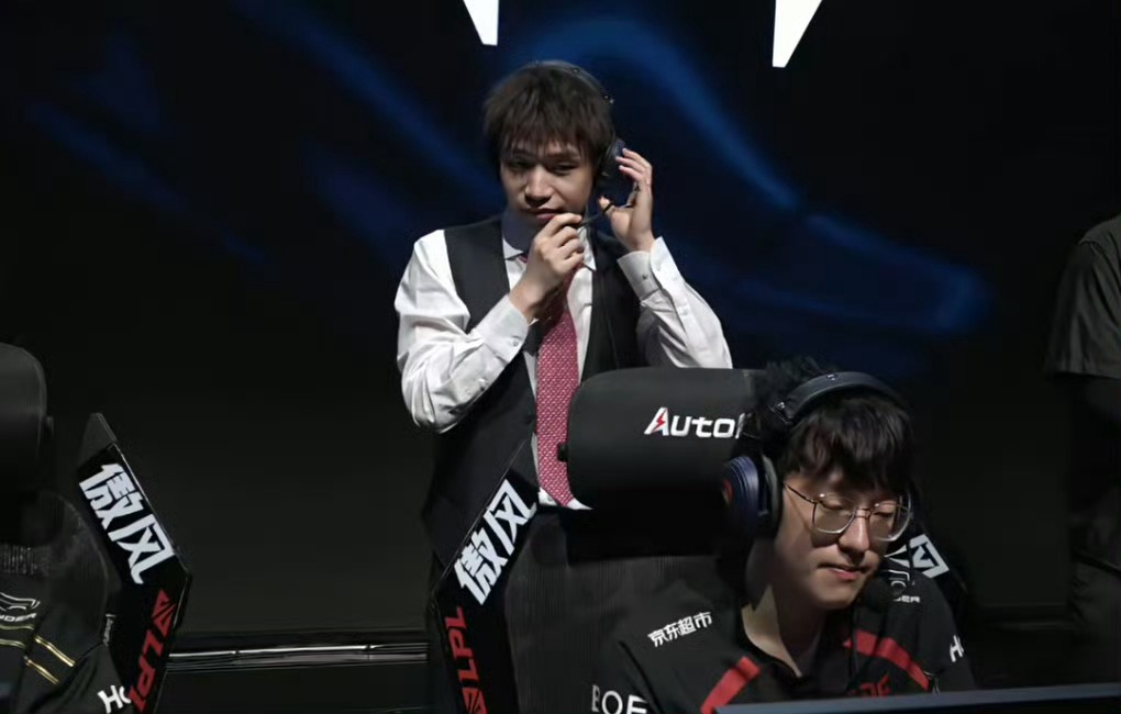 爱游戏体育app下载-败北引发热议！，Scout在IG比赛中险胜比赛高潮迭起(scout在skt的比赛)