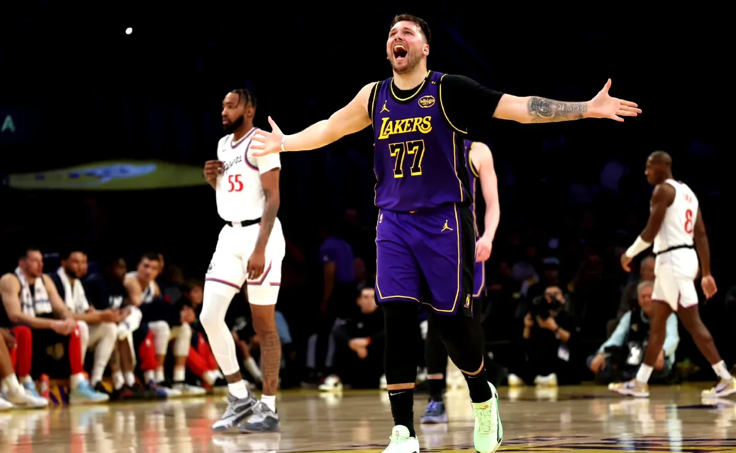 爱游戏全站-东契奇迎来二十赛季出色发挥，美国队观众热烈欢呼！比赛高潮迭起的简单介绍