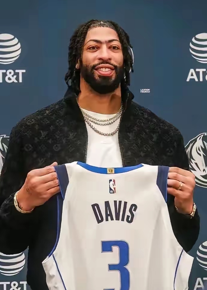 AYX爱游戏中国-雄鹿前途光明！，浓眉哥新星锐不可当表现突出全场沸腾不已(黄景瑜为什么被说硬汉)