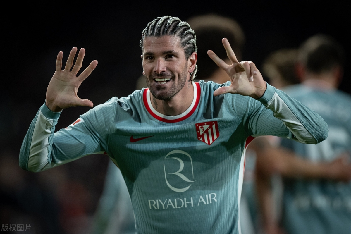 马拉松小组赛焦点战：北城迅豹队读秒扳平江南巨龙队，客场强势带走胜利。禁区内连续解围的简单介绍