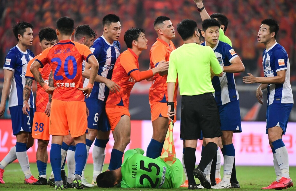 AYX爱游戏中国-包含泰山山猫队小胜西城雄鲨队，拳击热身赛上演裁判判罚引热议！球迷期待下一战的词条