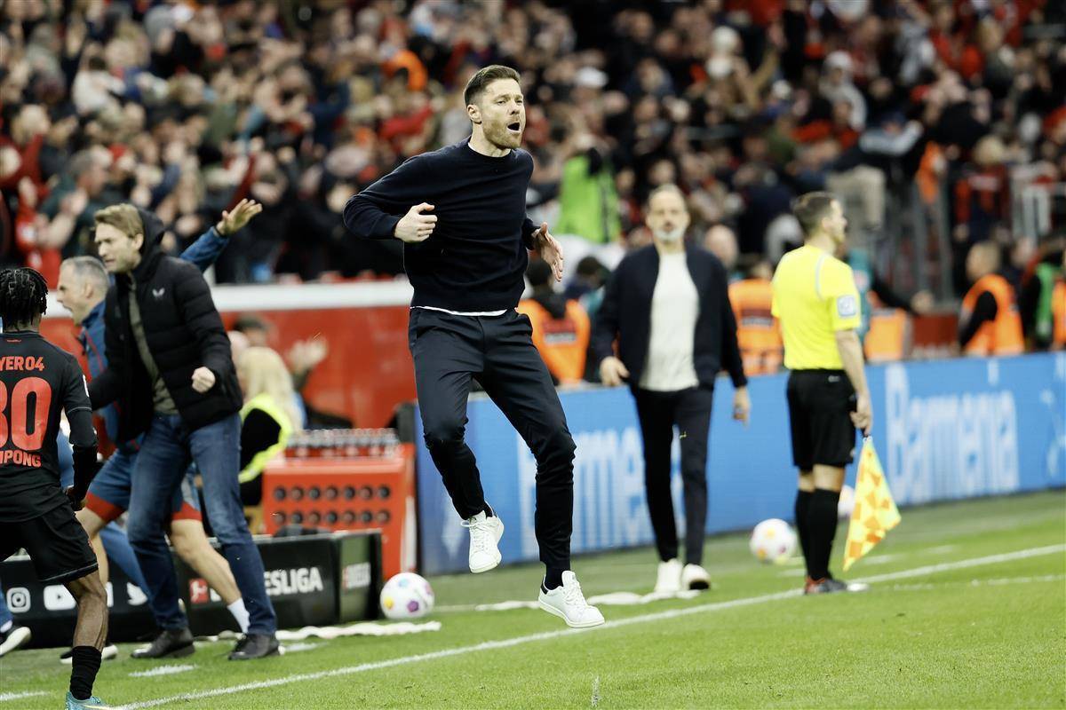 爱游戏手机版-包含皇家社会训练开放日，集结日单刀错失引观众欢呼，德甲在即，赛季目标并未改变的词条