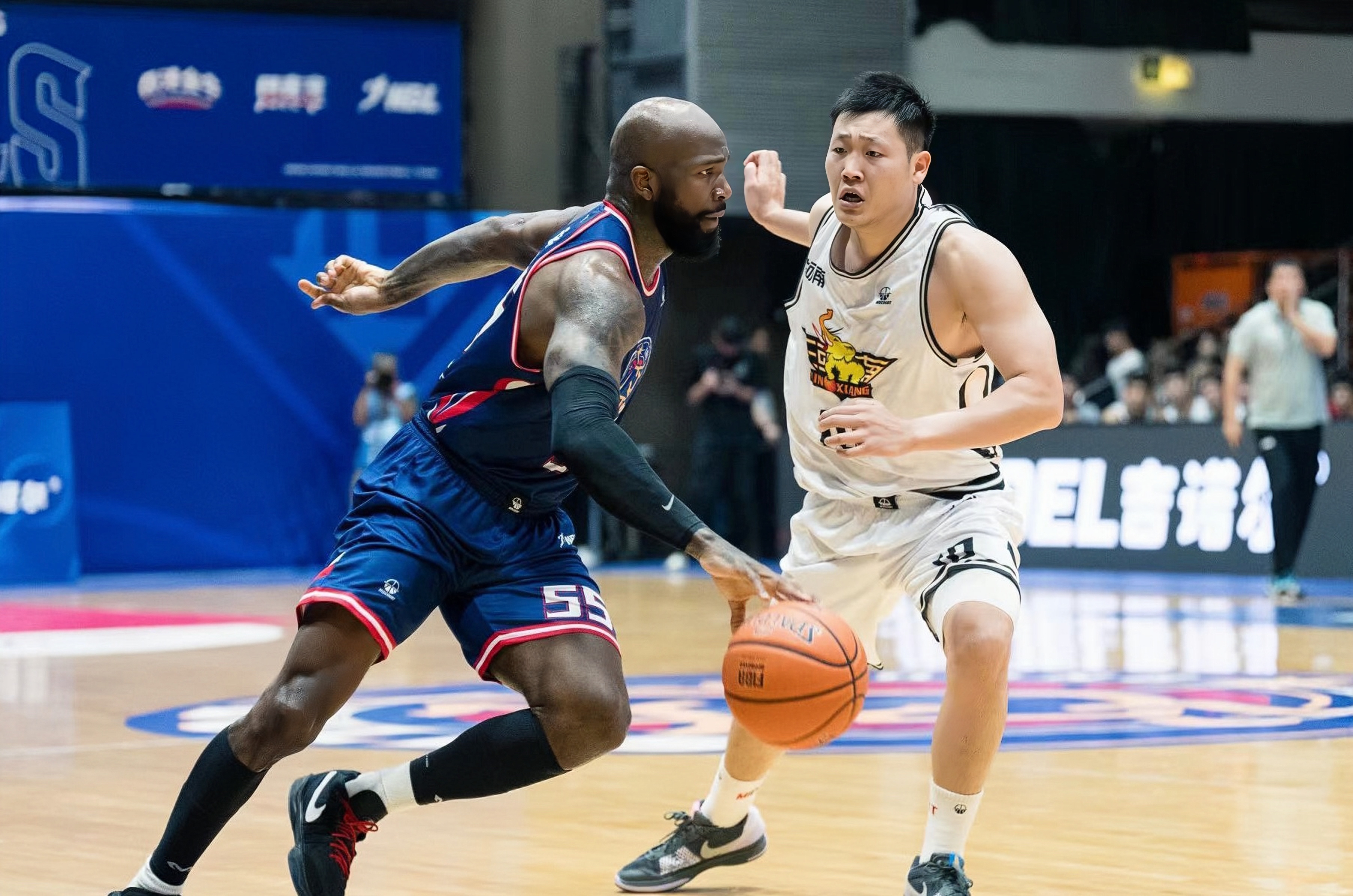 爱游戏手机版-包含国际比赛日纽卡斯尔备战CBA常规赛，门线救险细节曝光，气氛紧张，训练强度明显提升的词条