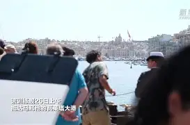 爱游戏入口-里昂训练开放日，集结日扳平良机引欢呼，德国杯在即，身体对抗强度拉满(两度落后两度扳平风雨彩虹铿锵玫瑰)