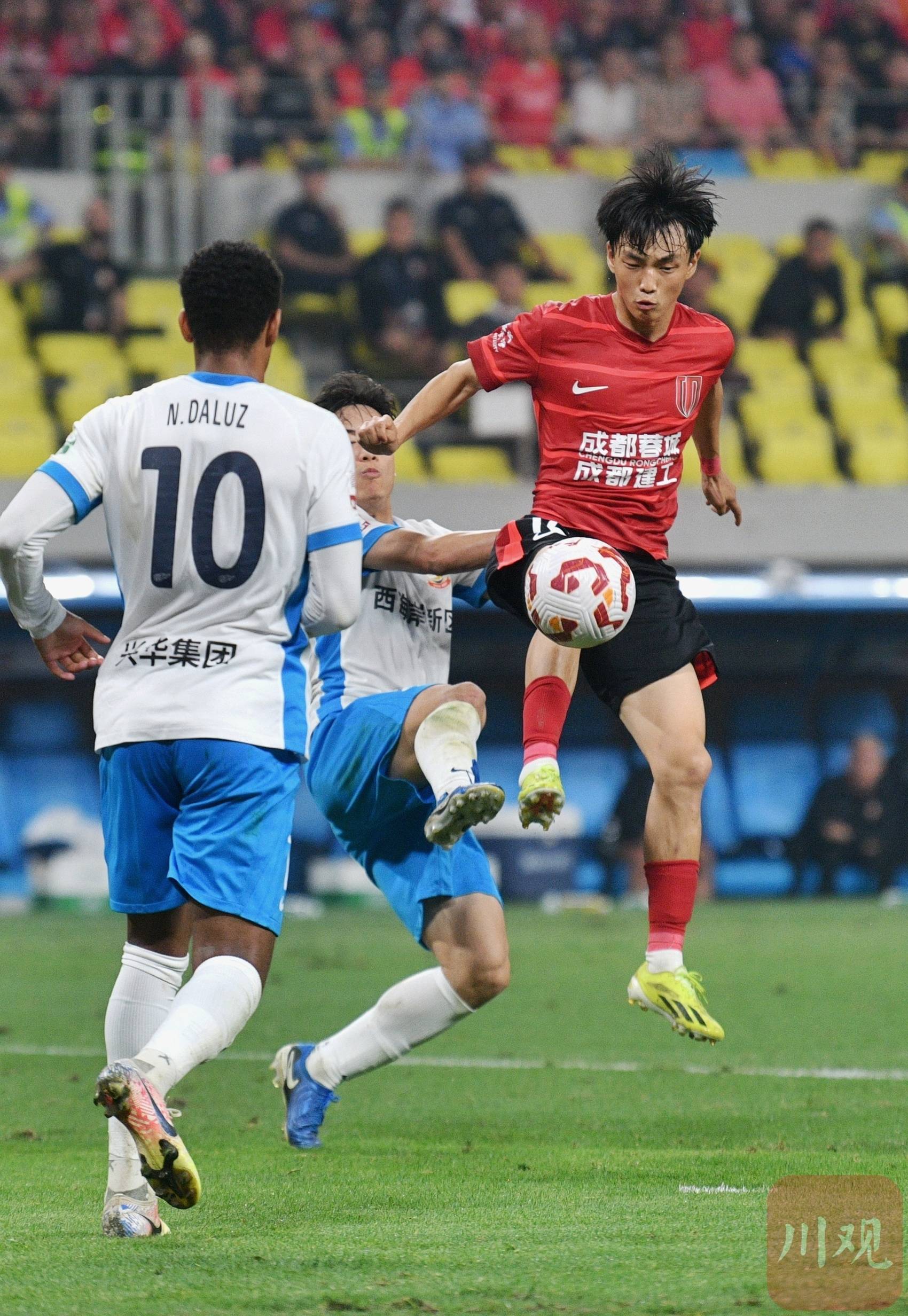 爱游戏入口-包含转会期突围战来临，成都蓉城围绕英超强势反弹，气氛紧张，数据趋势出现新变化的词条