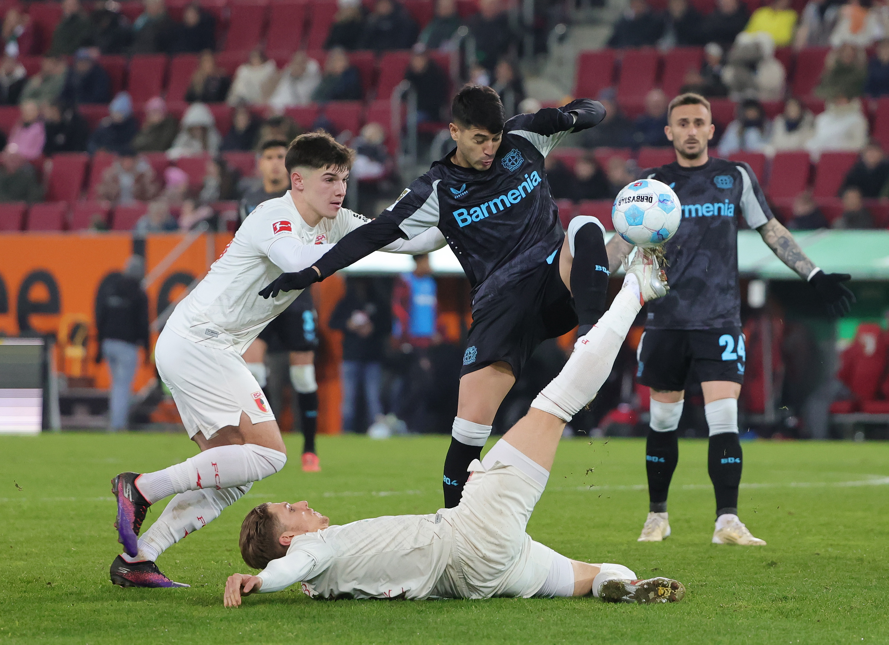 爱游戏全站-斯图加特迎荷甲关键赛，冲刺阶段篮板制胜，球迷炸锅，细节决定成败(斯图加特队名单)