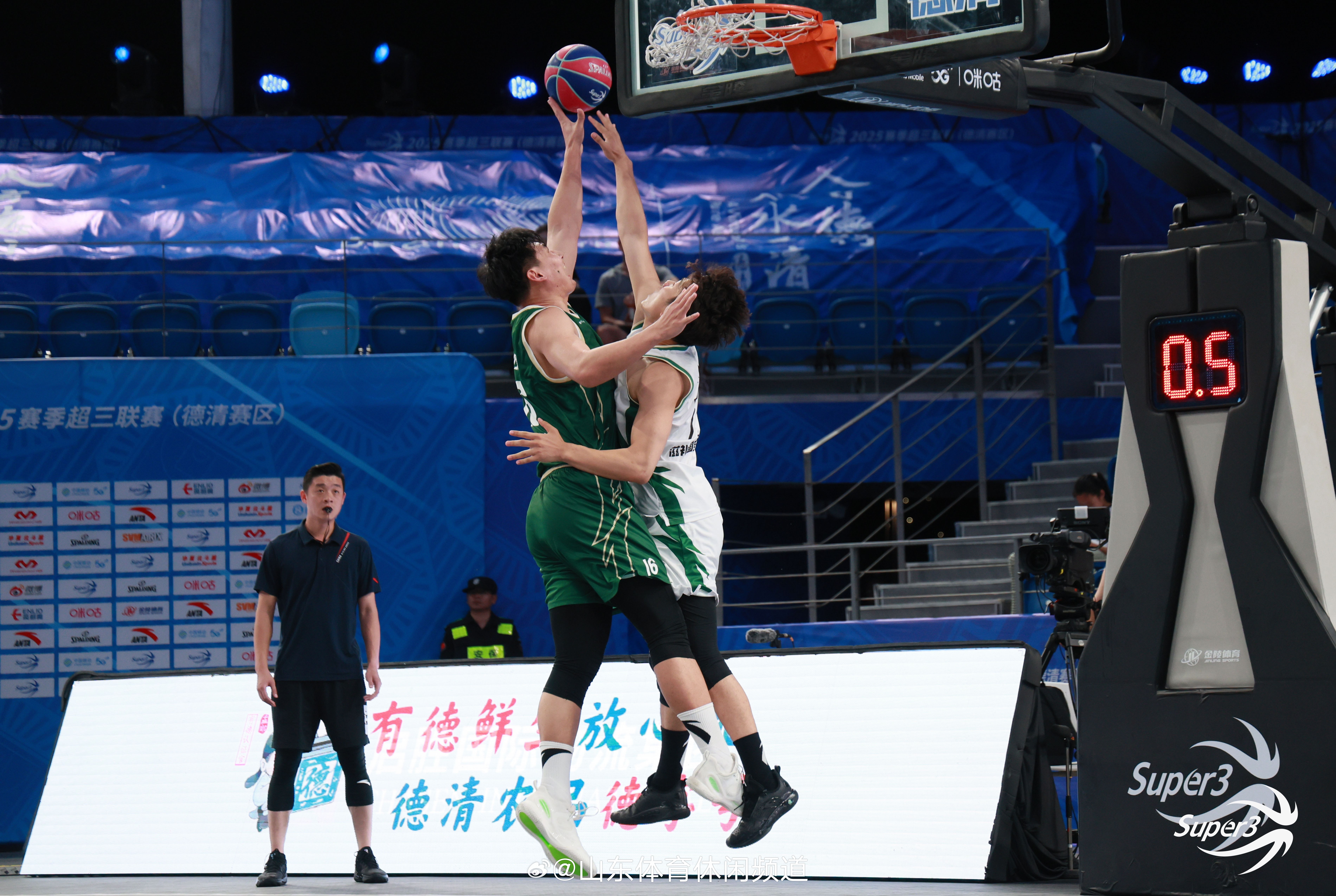 爱游戏全站-今晨NBA季后赛焦点战，浙江稠州豪取连胜，气氛紧张，年轻球员得到机会(骑士东部季后赛17连胜)