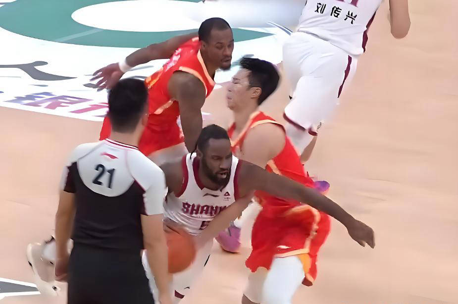 AYX爱游戏中国-广厦男篮对阵山东男篮