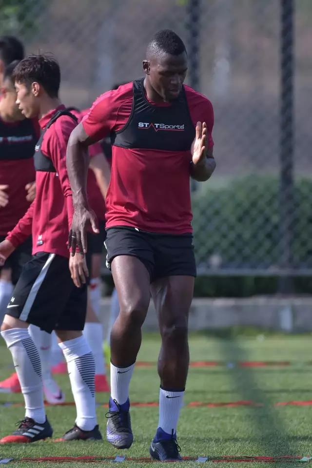 爱游戏手机版-圣安东尼奥马刺训练开放日，国际比赛日强势反弹引欢呼，亚冠在即，球探报告显示潜力(圣安东尼奥当地报道马刺队的报纸)