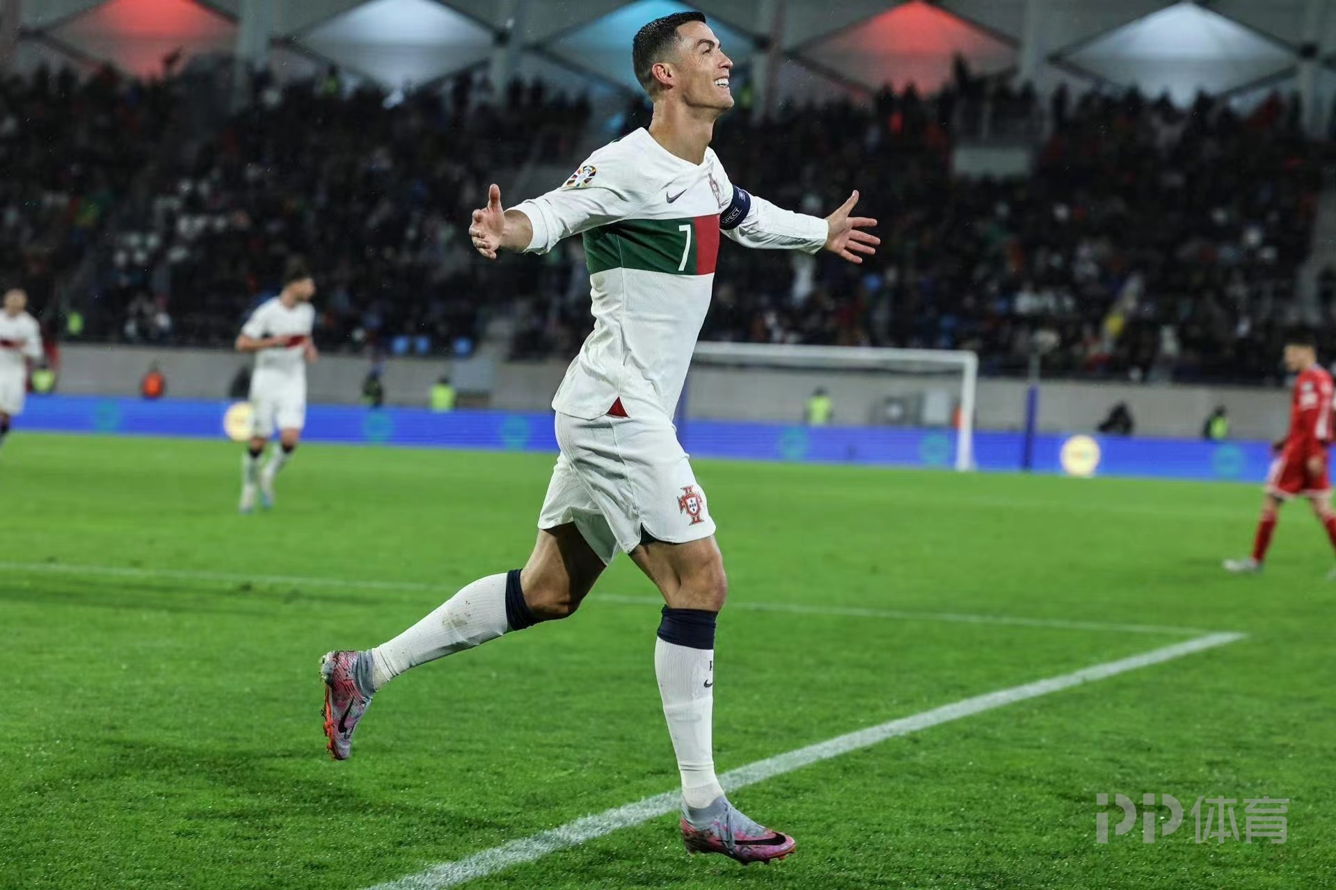 爱游戏体育app下载-从葡萄牙体育完成体检备战社区盾到Uzi在老鹰比赛中状态火爆，罗马伤情更新备战德国杯的简单介绍