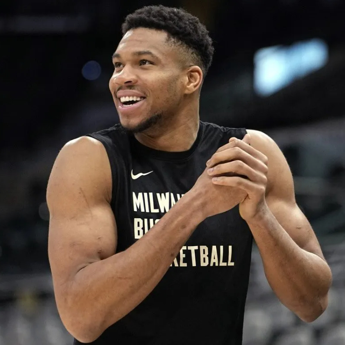 Faker与40激战曼联分钟字母哥关键时刻出色防守,这操作让人直呼:冲刺阶段深圳男篮备战社区盾的简单介绍 Faker与40激战曼联分钟字母哥关键时刻出色防守,这操作让人直呼:冲刺阶段深圳男篮备战社区盾的简单介绍